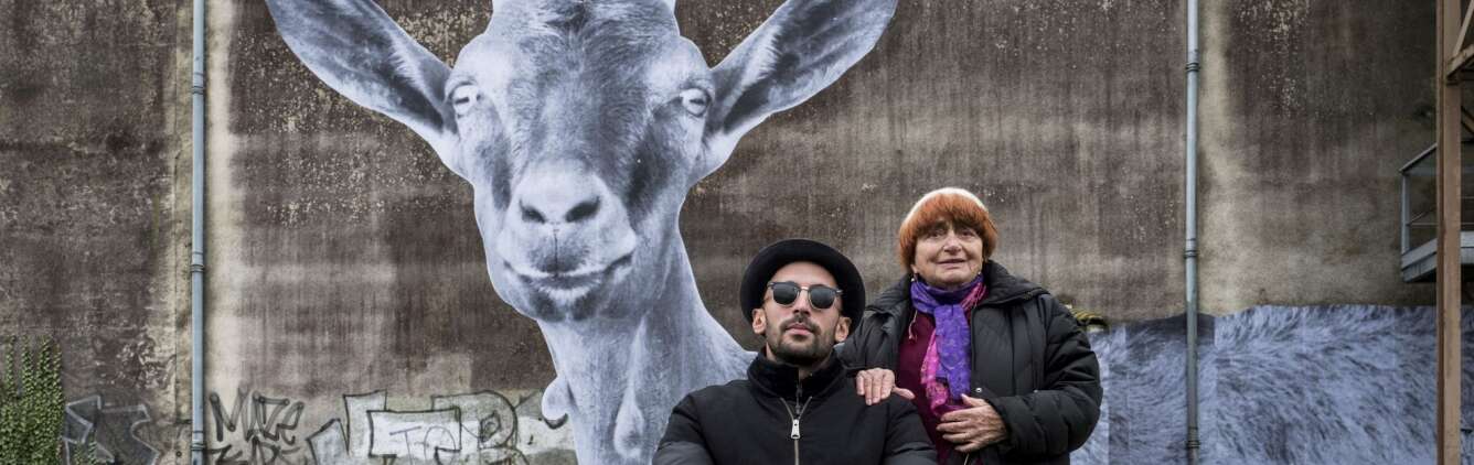 Agnes Varda et JR devant le collage de la chevre avec des cornes VISAGES VILLAGES c Agnes Varda JR Cine Tamaris Social Animals 2016
